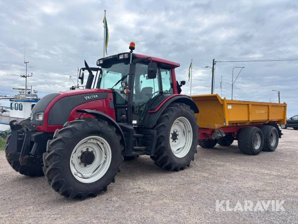 Traktor Valtra N101 med Dumpervagn, Sandspridare och Snöplog