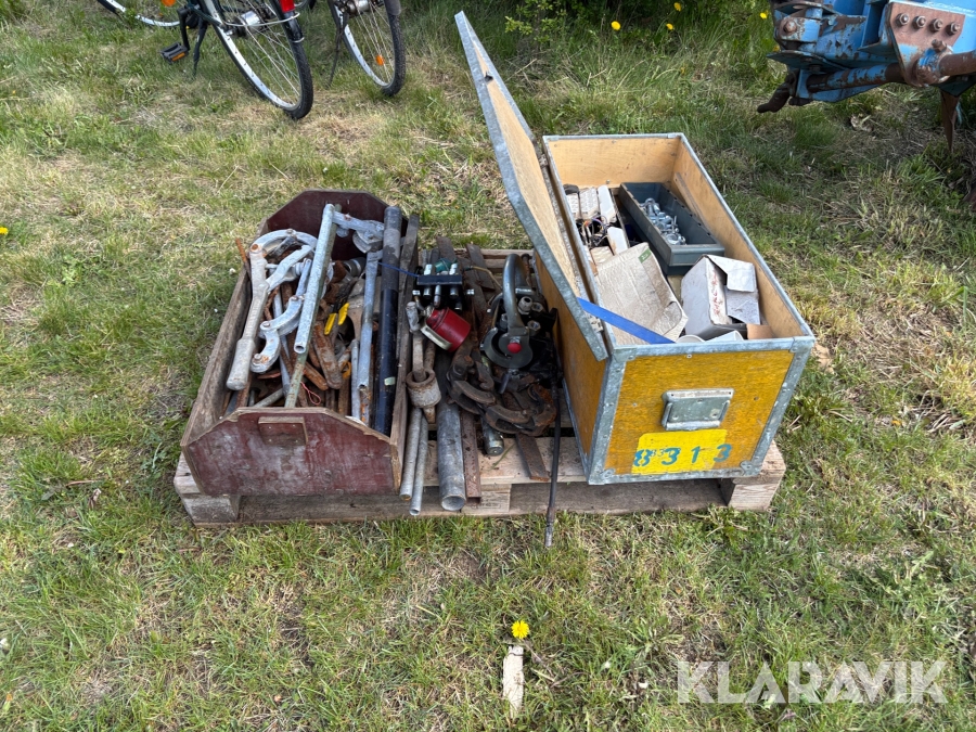 Pall med diverse rörskärare till plast, skruvar & muttrar