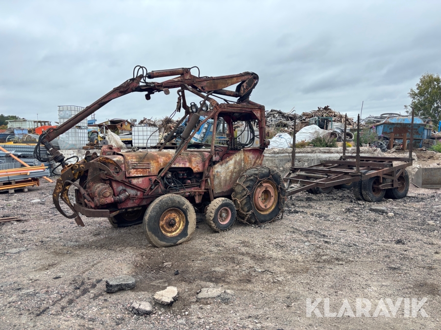 Skogstraktor David Brown 990 med kran och vagn