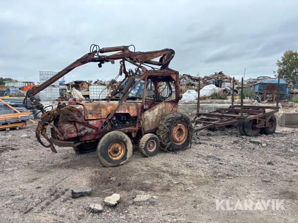 Skogstraktor David Brown 990 med kran och vagn