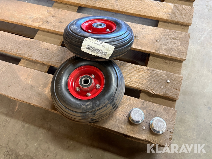 Helgjutna däck med fälg 2st