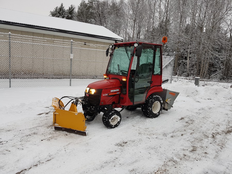 TRAKTOR MED SNÖUTRUSTNING