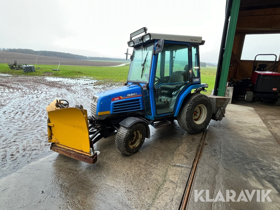 Traktor Iseki TF 330 Med Vikplog och Sandspridare