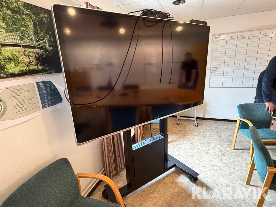 Presentationsskärm med 4K-kamera & mobilt stativ Sharp PN-CD701 70
