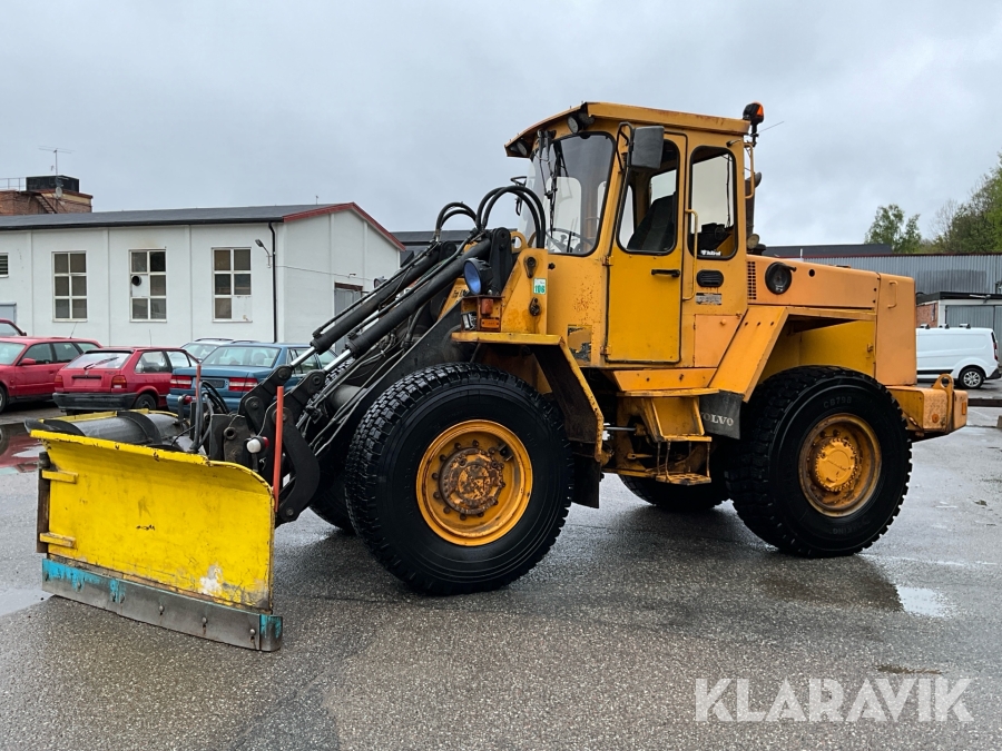Hjullastare Volvo BM L50 med vikplog och skopa