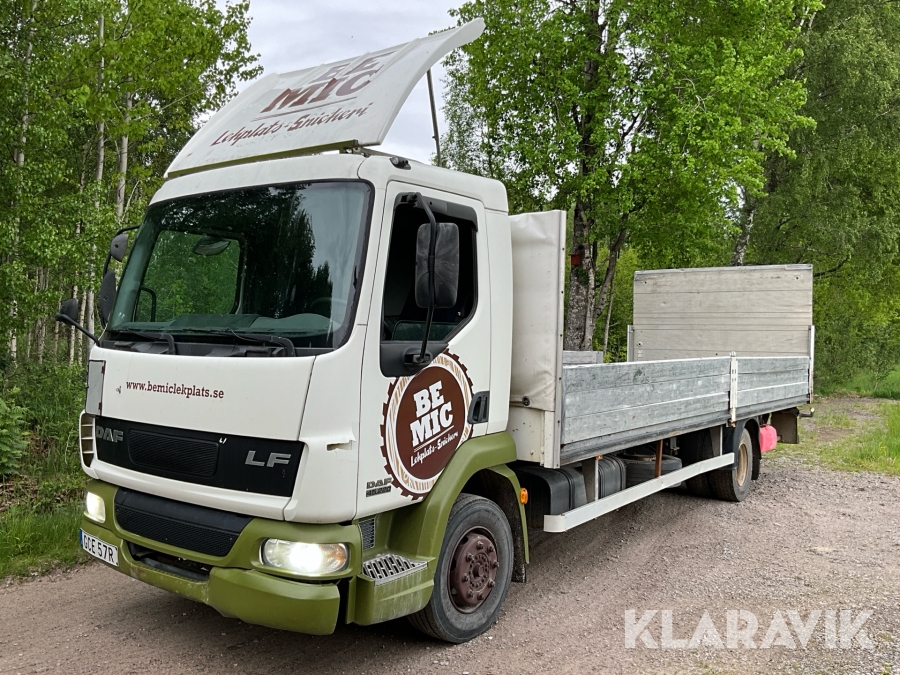 Flakbil DAF LF 45.220 med bakgavellyft