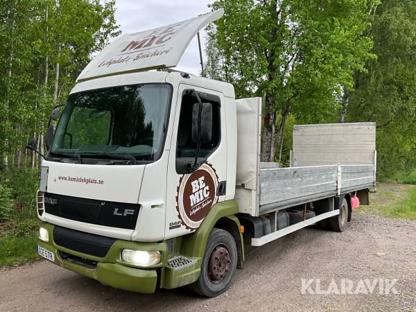 Flakbil DAF LF 45.220 med bakgavellyft