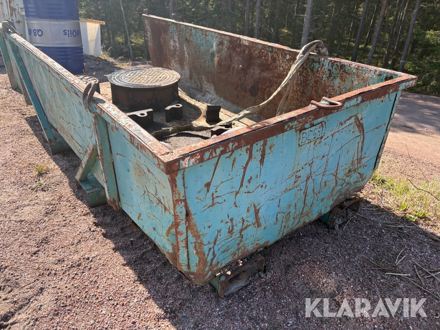 Sloda med rälshjul och brunnslock