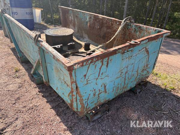 Sloda med rälshjul och brunnslock