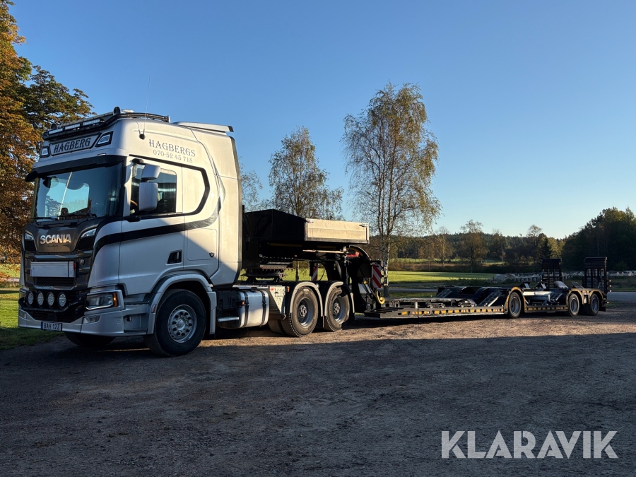 Lastbilsekipage Scania R660 A6x4NB med skogsmaskintrailer och grönt kort