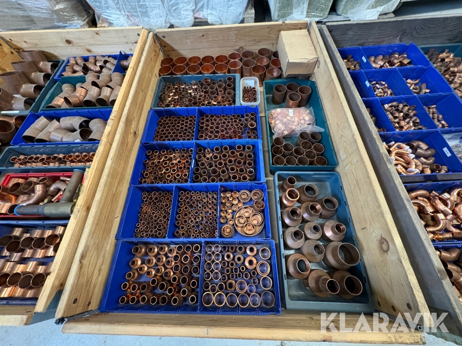 Parti med rörkopplingar koppar