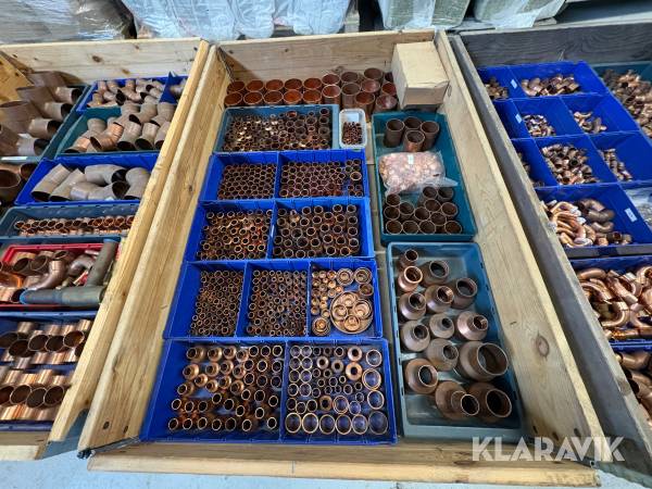 Parti med rörkopplingar koppar