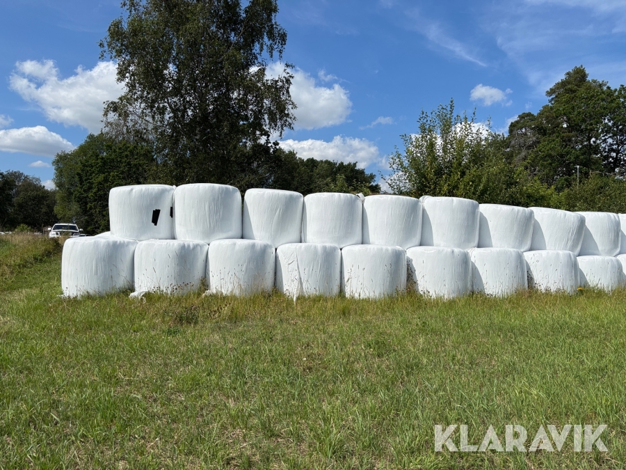 Parti med ensilagebalar klöverfrövall