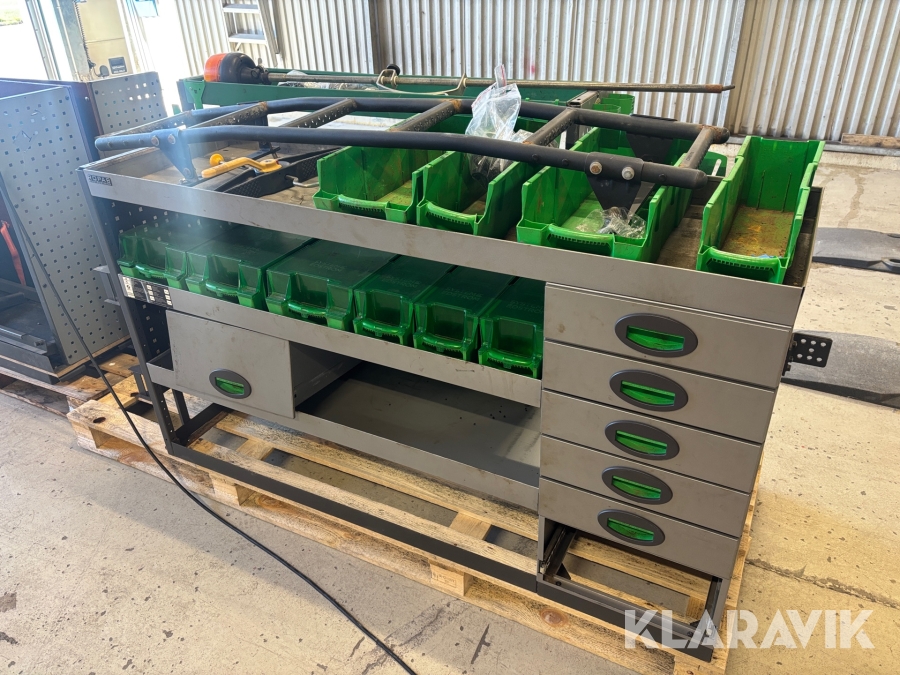 Verkstadsinredning till bil med sortimentslådor