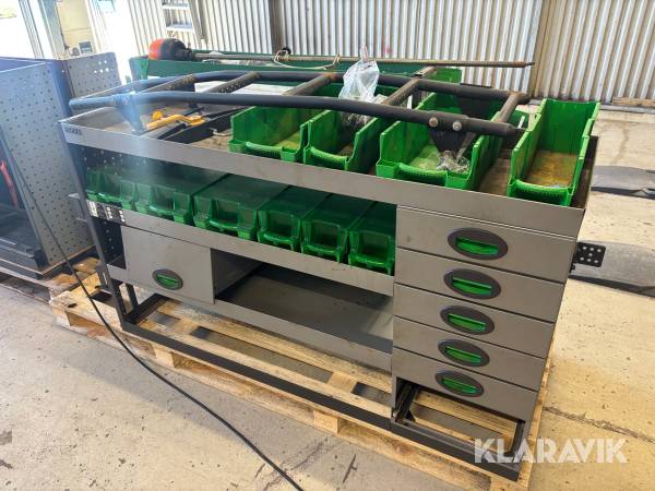 Verkstadsinredning till bil med sortimentslådor