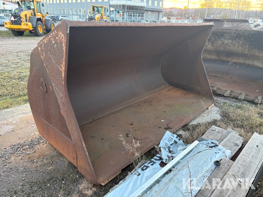 Skopa med kilfäste snabbfäste medföljer