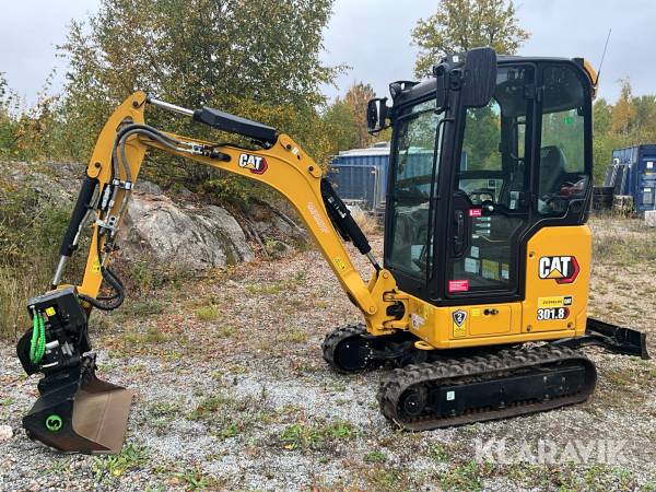 Grävmaskin CAT 301.8 med tiltrotator, redskap & maskinsläp