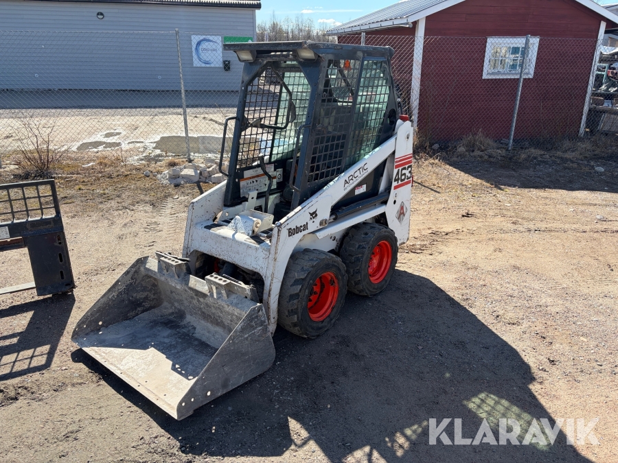 Kompaktlastare Bobcat 463 med skopa, gafflar och matt/ klinkerrivare