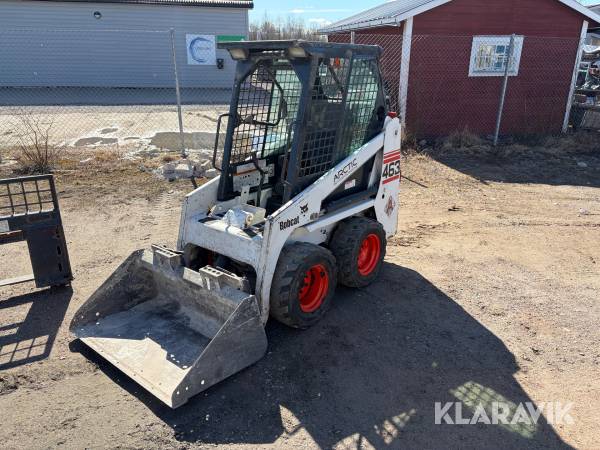 Kompaktlastare Bobcat 463 med skopa, gafflar och matt/ klinkerrivare
