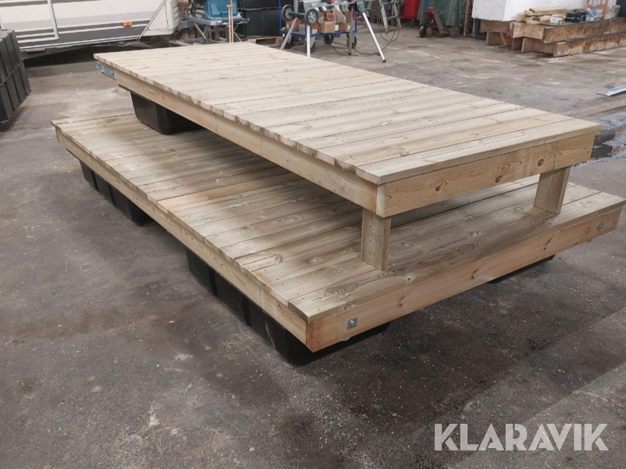 Brygga med landgång och ankarsten