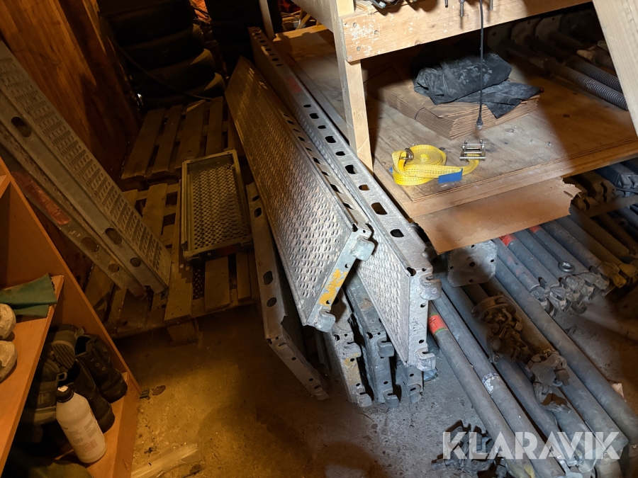 Ställning med gåbryggor Layher Och Zarges