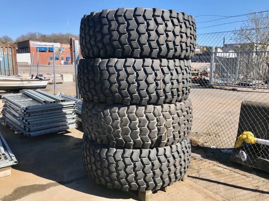 Fyra styck Entreprenaddäck