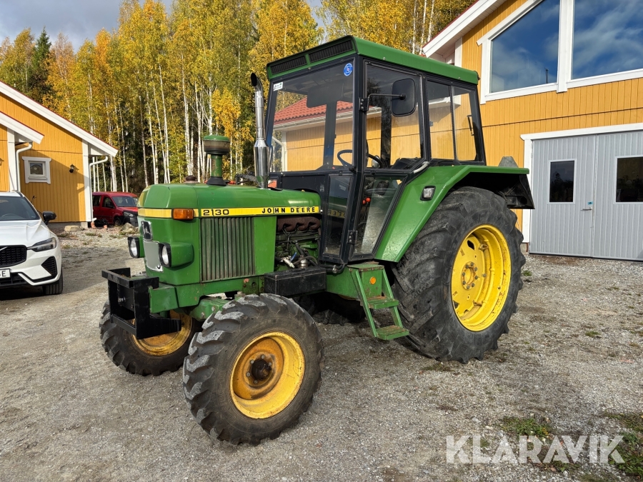 Traktor John Deere 2130