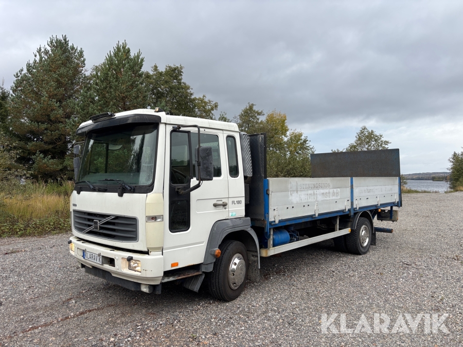 Lastbil Volvo FL180 med bakgavellyft