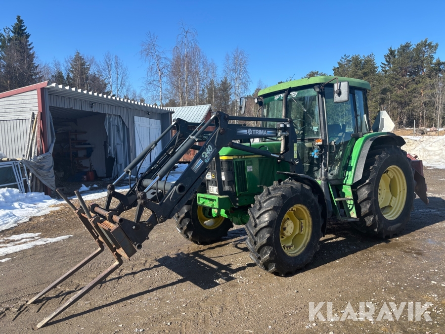 Traktor John Deere 6110 med flera redskap