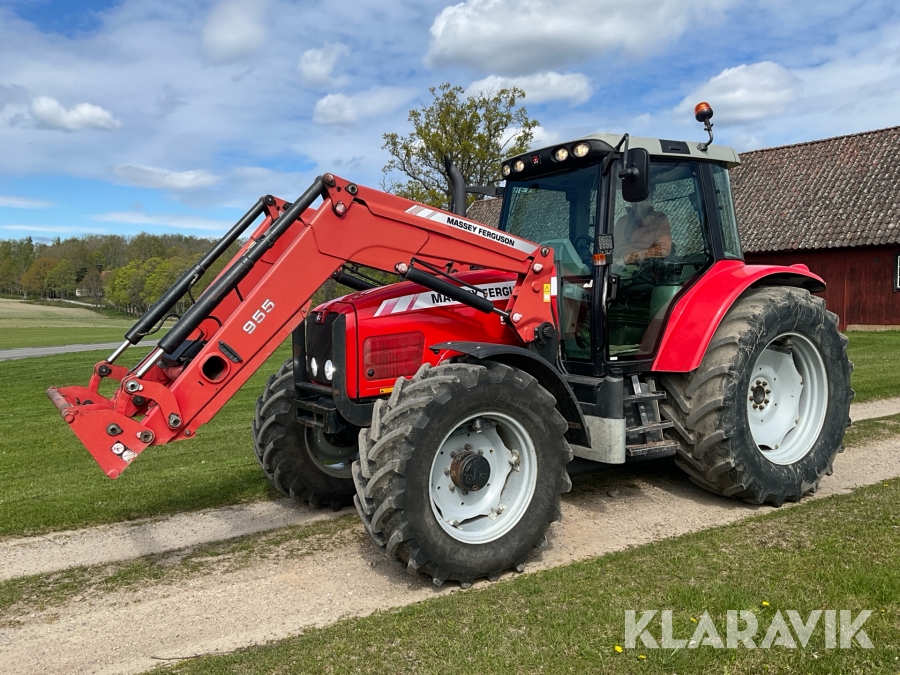 Skogsutrustad traktor Massey Ferguson 5465 med lastare
