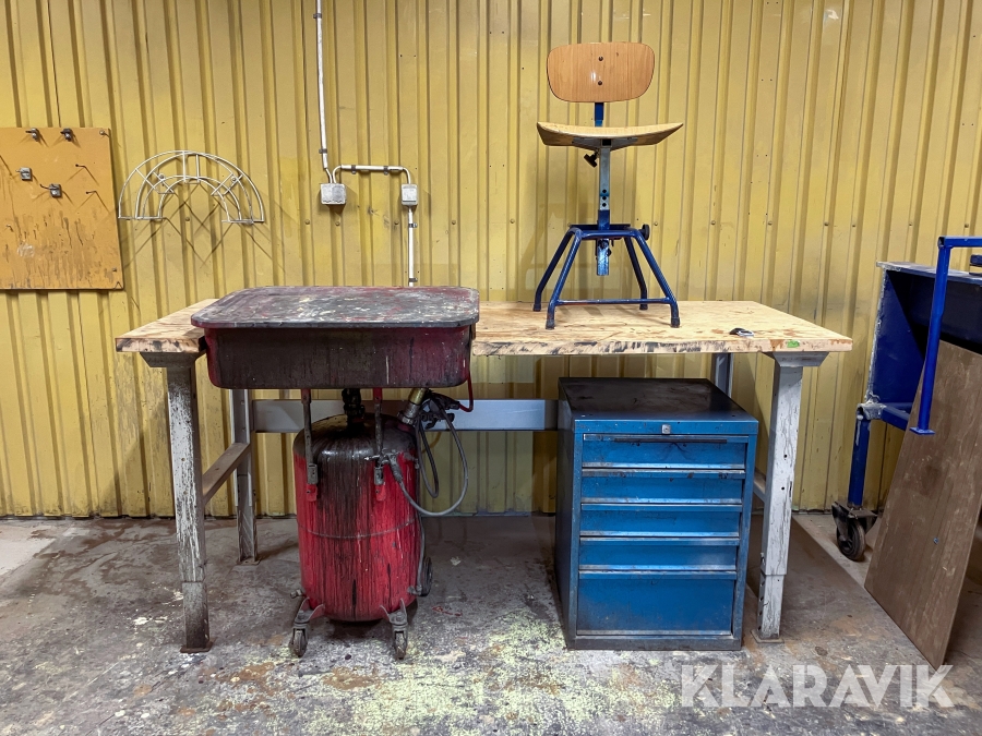 Smådelstvätt, bänk, stol och hurts