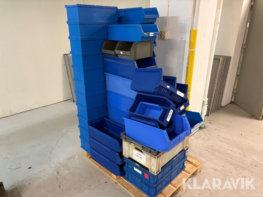 Pall med lagerlådor / hyllbackar 