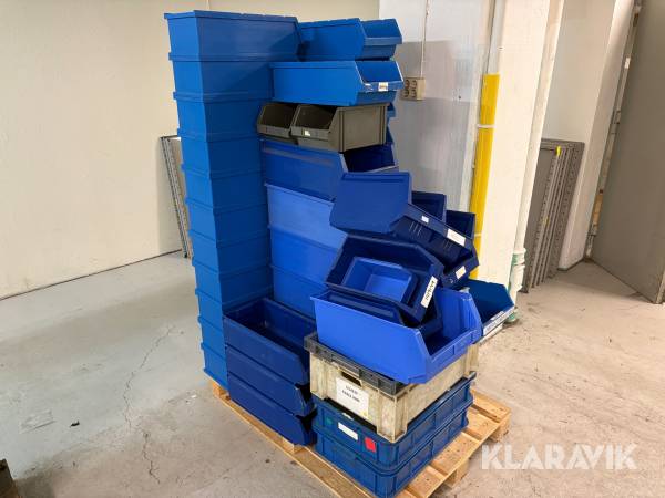 Pall med lagerlådor / hyllbackar 