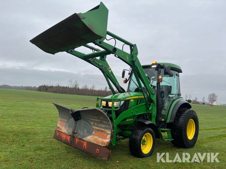 Traktor John Deere 4066R med lastare, vikplog & skopa
