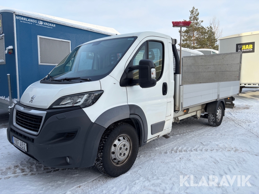 Flakbil Peugeot Boxer med bakgavellyft