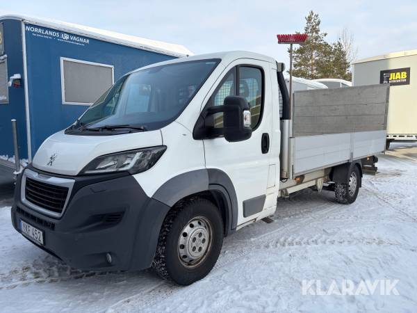 Flakbil Peugeot Boxer med bakgavellyft