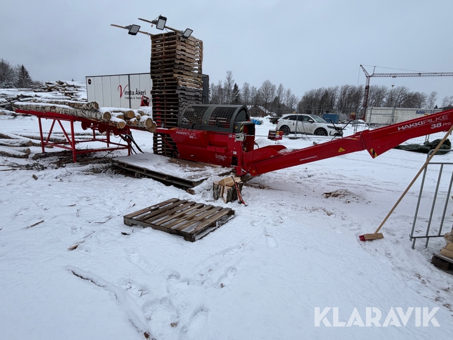 Vedprocessor Hakkipilke 38 PRO med hydrauliskt matarbord och spånsug