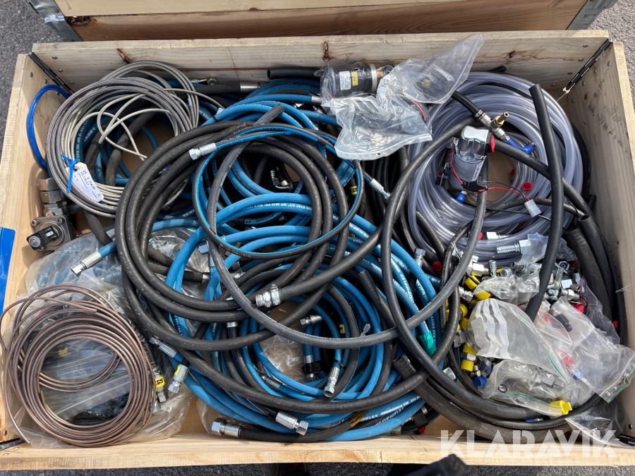 Pall med diverse hydraulslang och kopplingar