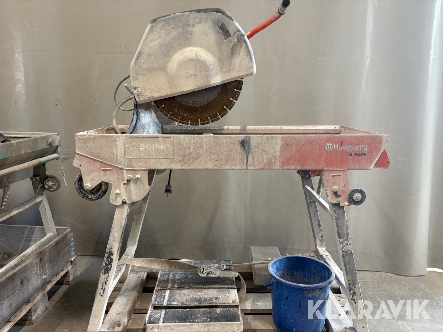 Kapmaskin Husqvarna TS 400 F på stativ