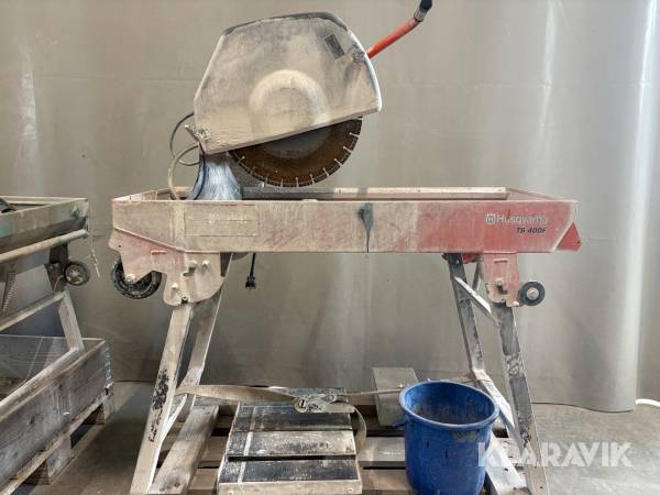 Kapmaskin Husqvarna TS 400 F på stativ