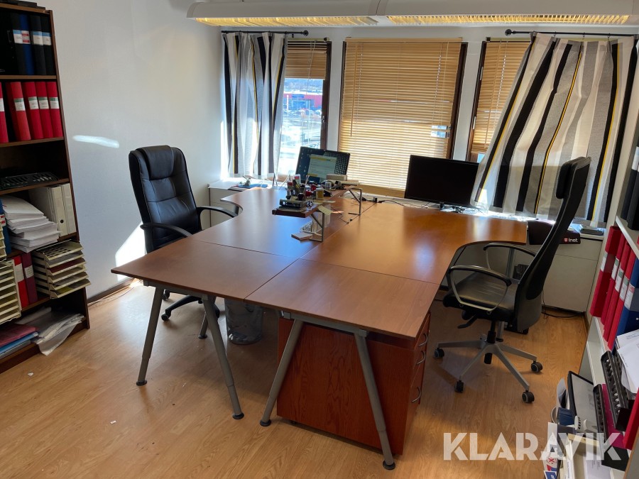 Kontor med skrivare och möbler