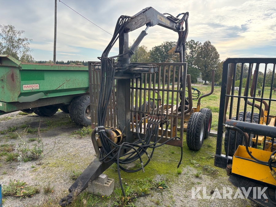 Skogsvagn med hydraulisk kran och vinsch
