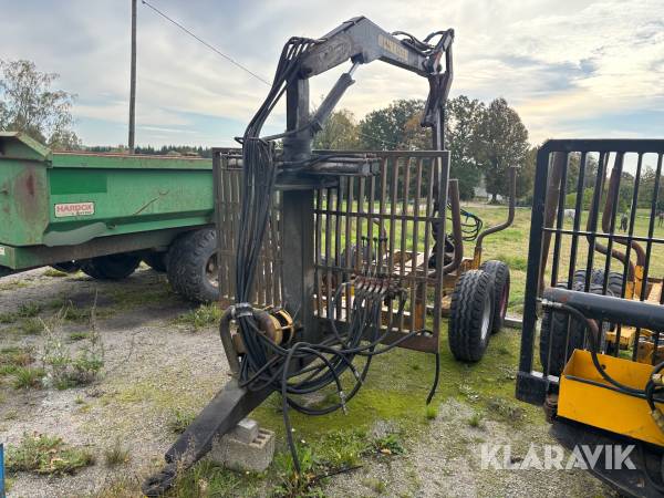 Skogsvagn med hydraulisk kran och vinsch