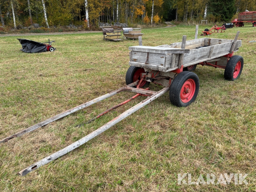 Vagn med skaklar och drag