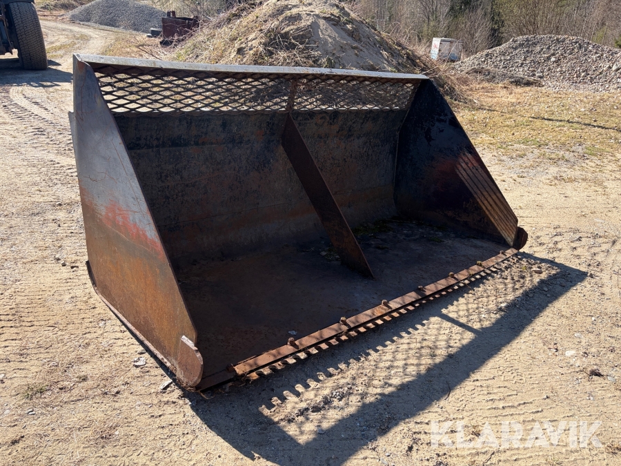 Lättmaterialskopa med rivstål
