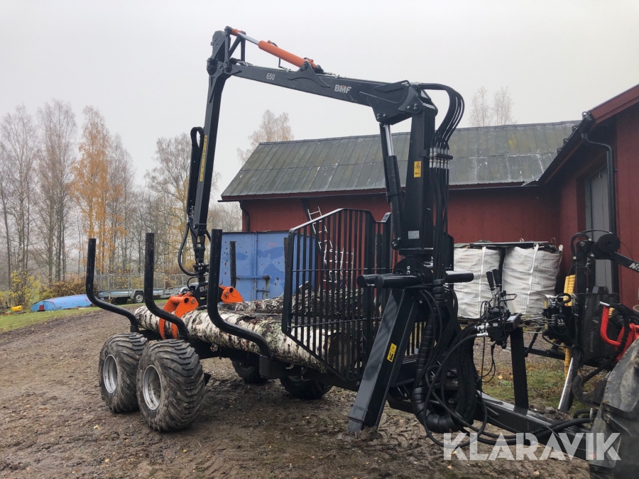 Skogsvagn BMF 650 med kran 