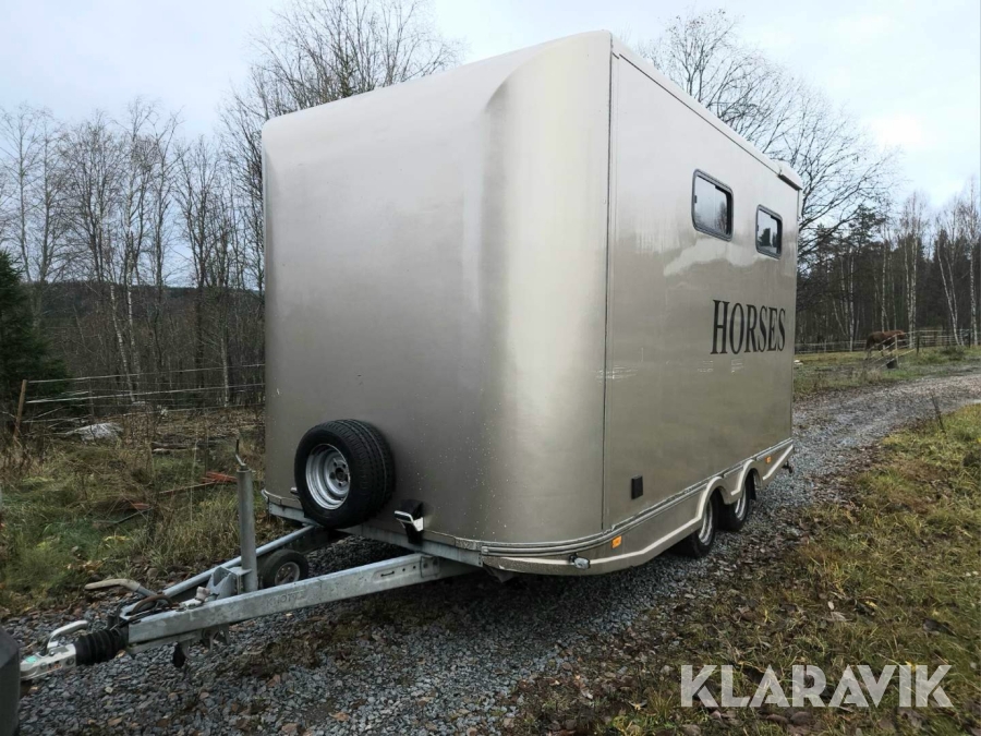 Hästtransport Steinsberger 3,5 ton med landströmsanslutning