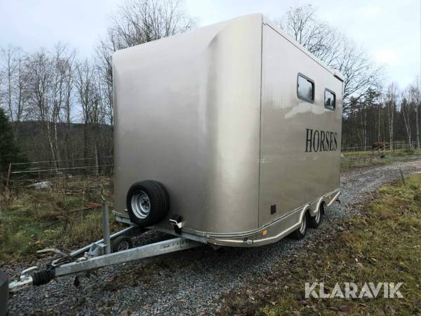 Hästtransport Steinsberger 3,5 ton med landströmsanslutning