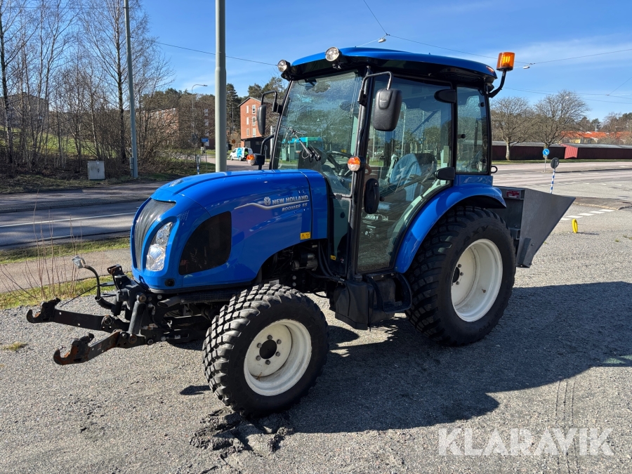 Traktor New Holland Boomer 55 120h med vikplog och sandspridare