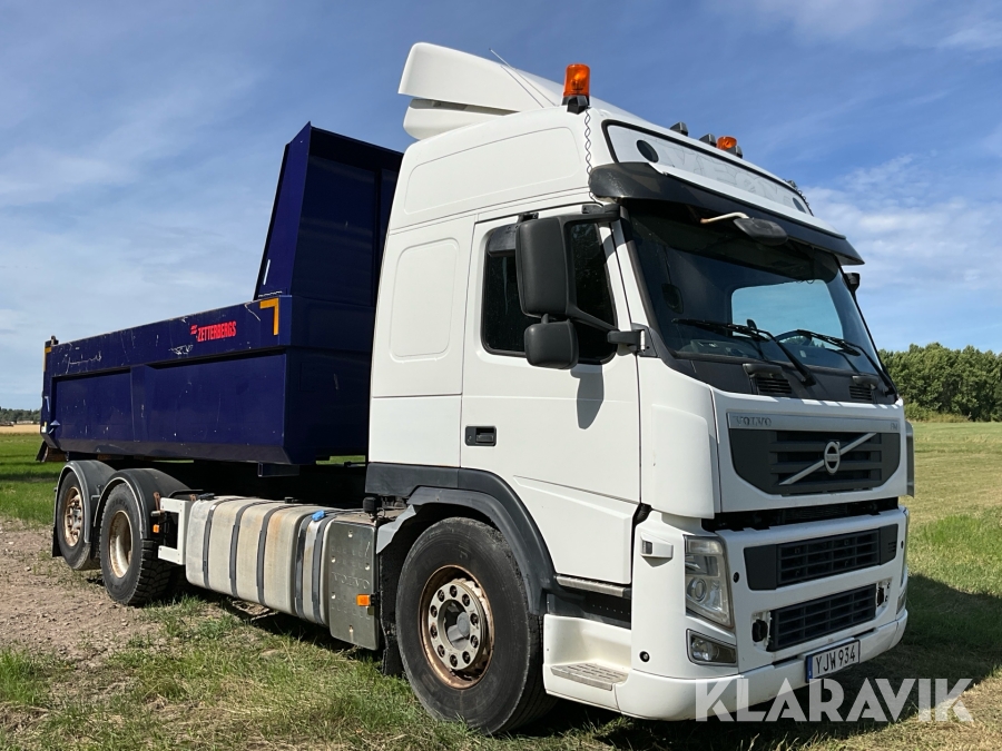 Tippbil Volvo FM 6x2 med bergflak
